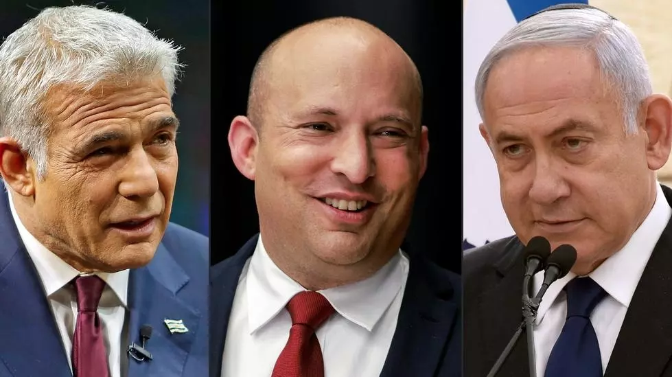يظهر من اليسار إلى اليمين يائير لبيد (وسطي) ونفتالي بينيت (يميني متطرف) ورئيس الوزراء الإسرائيلي بنيامين نتانياهو مينحايم كاهانا, جيل كوهين ماغين, ديبي هيل
