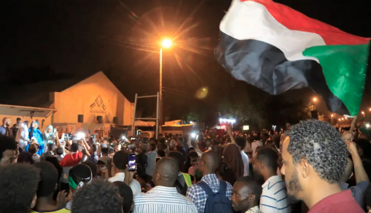 مظاهرة سابقة في مايو الماضي أمام القيادة العامة للجيش السوداني في الخرطوم