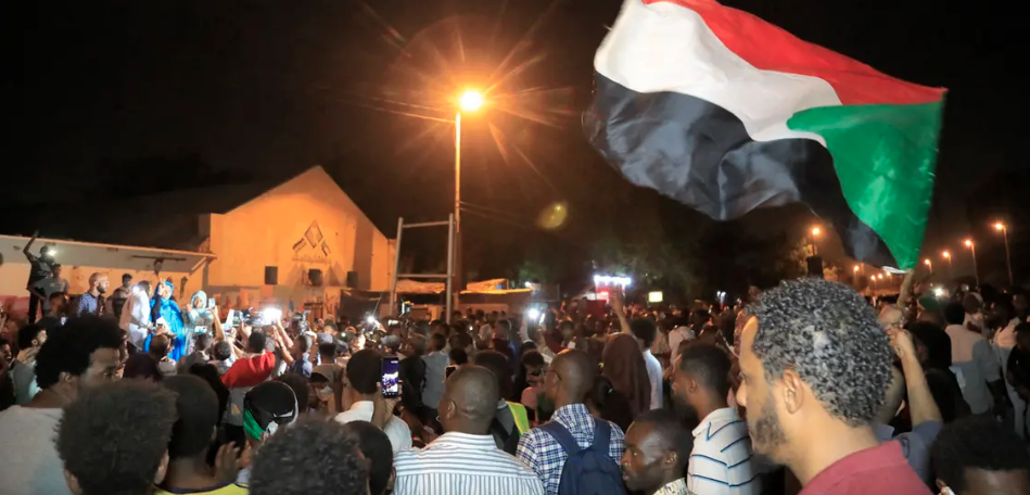 مظاهرة سابقة في مايو الماضي أمام القيادة العامة للجيش السوداني في الخرطوم
