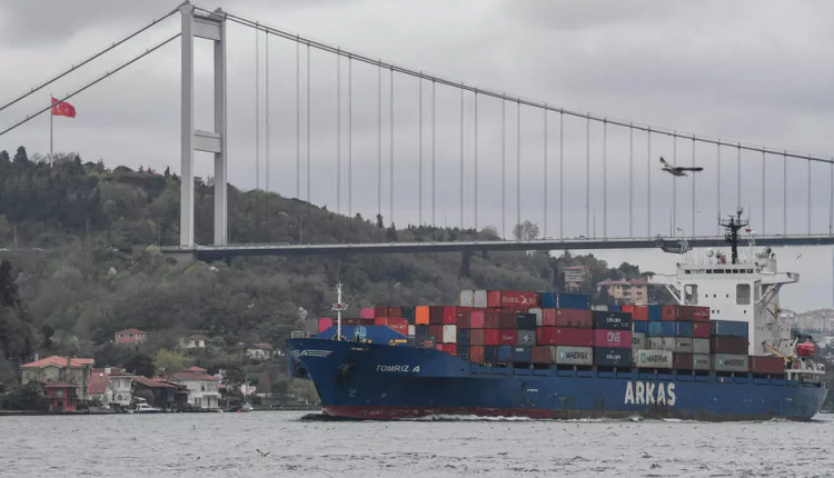 سفينة تبحر عبر مضيق البوسفور في 23 أبريل 2021 في اسطنبول في طريقها إلى البحر الأسود