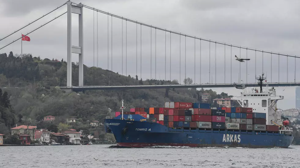 سفينة تبحر عبر مضيق البوسفور في 23 أبريل 2021 في اسطنبول في طريقها إلى البحر الأسود