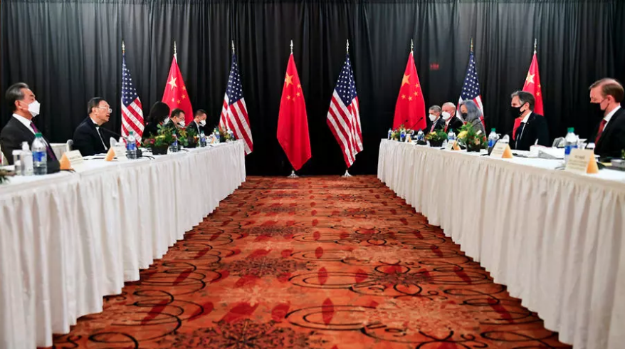 خلال اجتماع مسؤولين بوزارتي الخارجية الصينية والأمريكية في ألاسكا