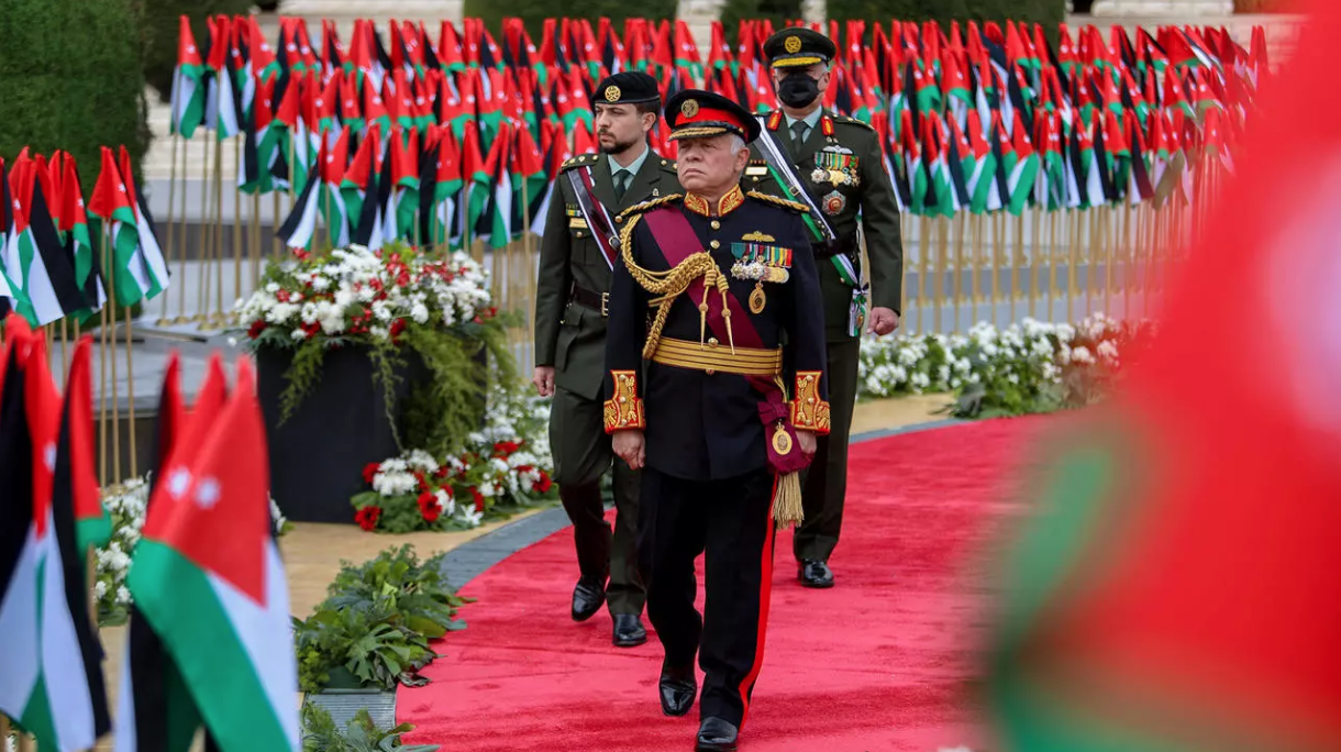 العاهل الأردني الملك عبد الله الثاني رفقة نجله ولي العهد الأمير حسين (على اليسار) ورئيس هيئة الأركان المشتركة للقوات المسلحة الأردنية اللواء يوسف الحنيطي (على اليمين)