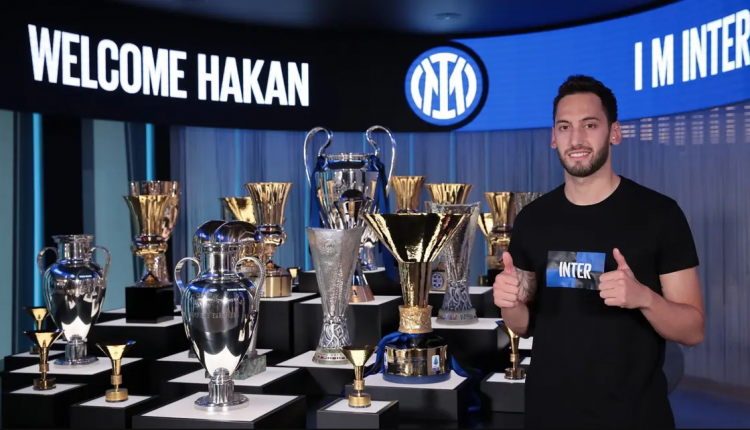 الدولي التركي هاكان شالهان أوغلو