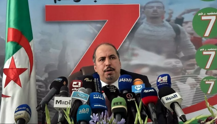 أبو الفضل بعجي أمين عام حزب جبهة التحرير مؤتمرا صحفيا في مقر الحزب بالعاصمة الجزائر