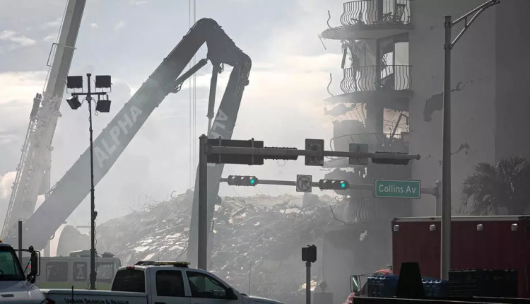 آلة لإزالة الأنقاض في موقع انهيار مبنى في سورفسايد بولاية فلوريدا