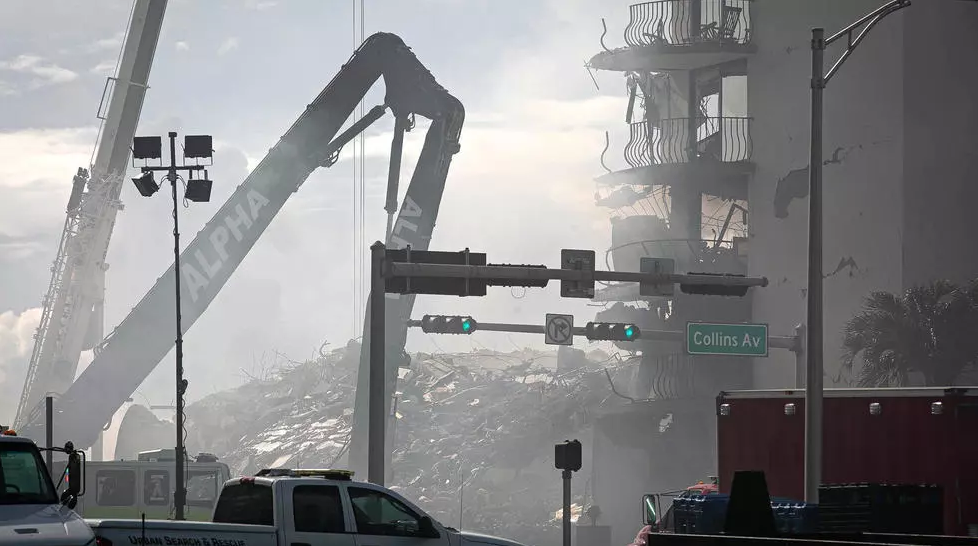 آلة لإزالة الأنقاض في موقع انهيار مبنى في سورفسايد بولاية فلوريدا