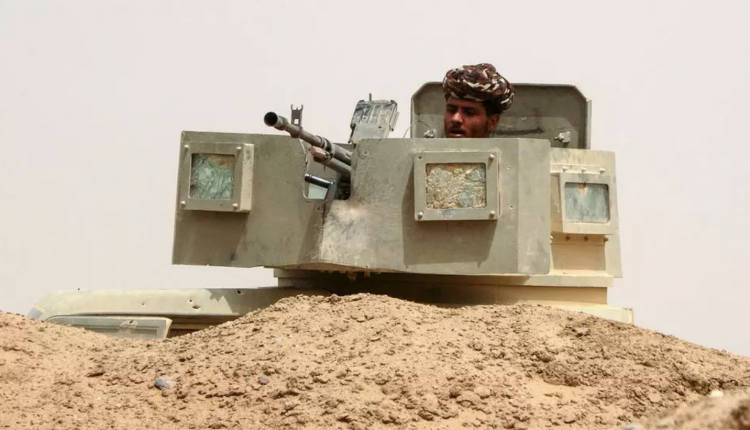 مقاتل حكومي داخل مدرعة في محافظة مأرب