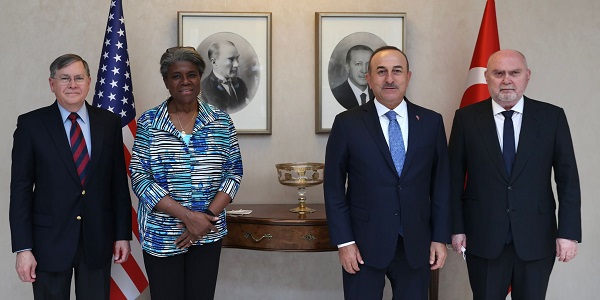 السفيرة ليندا توماس-غرينفيلد مع وزير الخارجية التركي مولود جاويش أوغلو