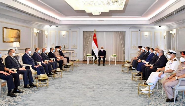 الرئيس السيسي وأعضاء الحكومة