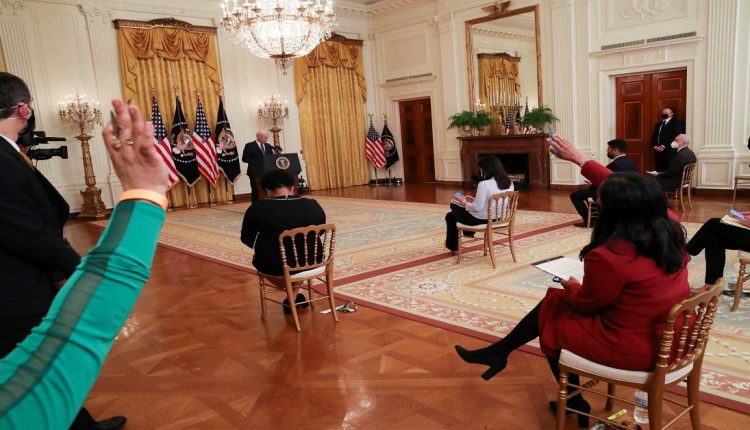 بايدن والصحفيين