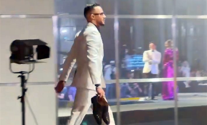 محمد رمضان يخلع الحذاء أثناء تكريمه