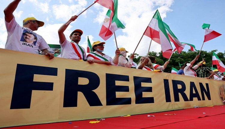 متظاهرين إيرانيين- إبراهيم رئيسي