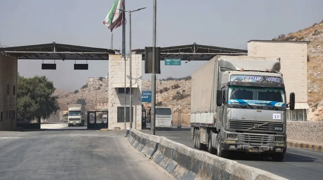 شاحنات مساعدات تمر عبر معبر باب الهوى بين إدلب وتركيا