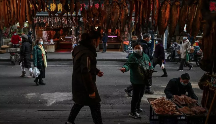 في أحد أسواق ووهان بمقاطعة هوبي بوسط الصين