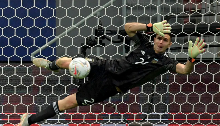 حارس أستون فيلا تصدى إلى 3 ركلات ترجيحية أمام كولومبيا