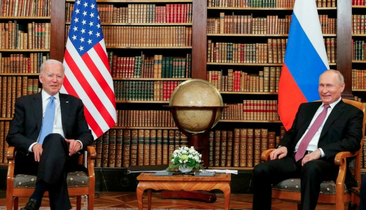 فلاديمير بوتين وجو بايدن خلال القمة التي جعمتهما في جنيف