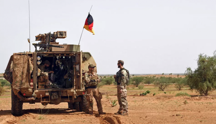 جنود من الفرقة الألمانية في قوة "مينوسما" خلال تفقدهم الطريق بين غاو وغوسي في ملي