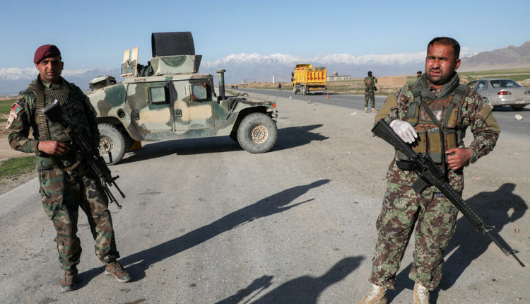 عسكريون من الجيش الأفغاني قرب كابول