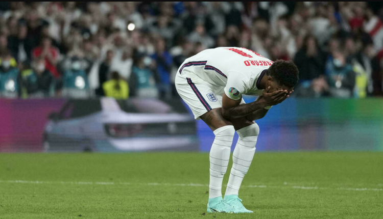 مهاجم إنكلترا ماركوس راشفورد بعد فشله في ترجمة الركلة الترجيحية خلال نهائي كأس أوروبا