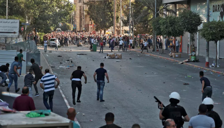 مواجهات بين متظاهرين فلسطيننين وقوات الأمن في رام الله