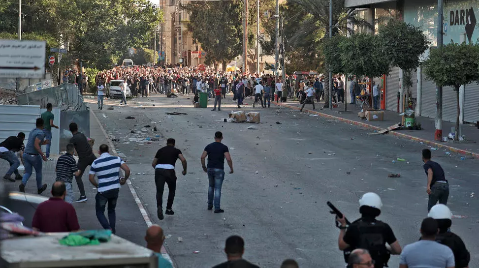 مواجهات بين متظاهرين فلسطيننين وقوات الأمن في رام الله