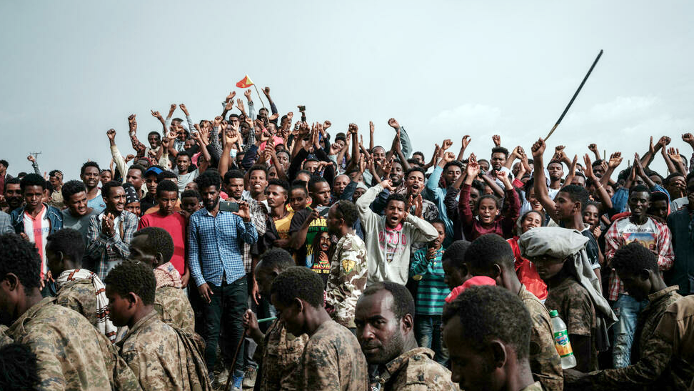 "قوات دفاع تيغراي" تستعرض في ميكيلي مجموعة من الأشخاص قالت إنهم جنود إثيوبيون أسرى ياسويوشي تشيبا