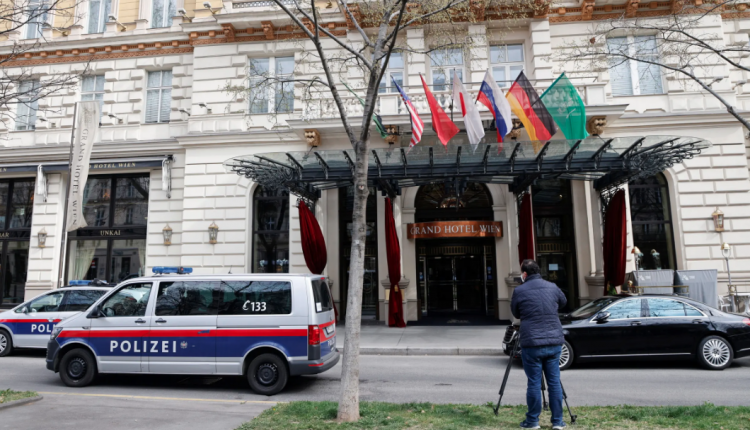 من فندق غراند هوتيل في فيينا حيث تعقد محادثات نووي إيران