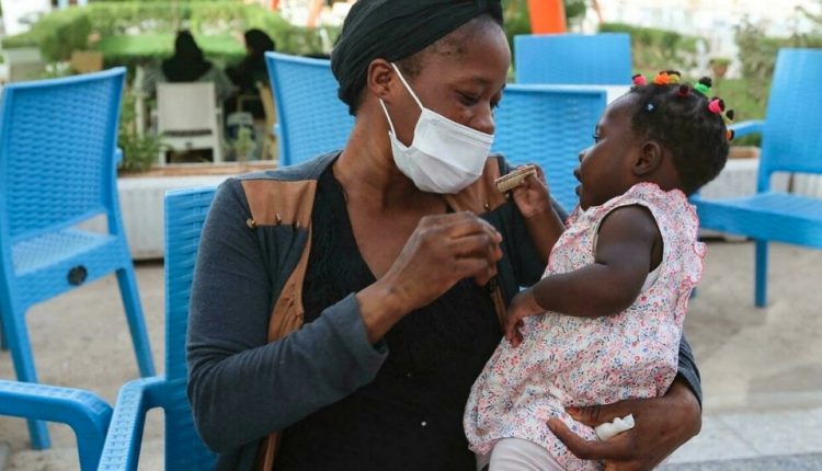 عائشة.. غينية تعرضت لعبودية جنسية في ليبيا. صورة لها مع طفلتها في مدنين. تونس