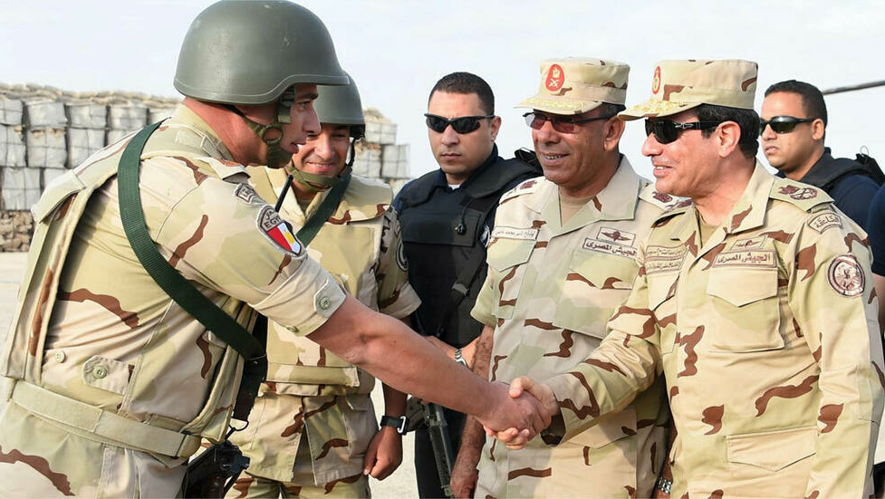 الرئيس عبد الفتاح السيسي يحيي أفراد القوات المسلحة المصرية في سيناء 4 يوليو 2015
