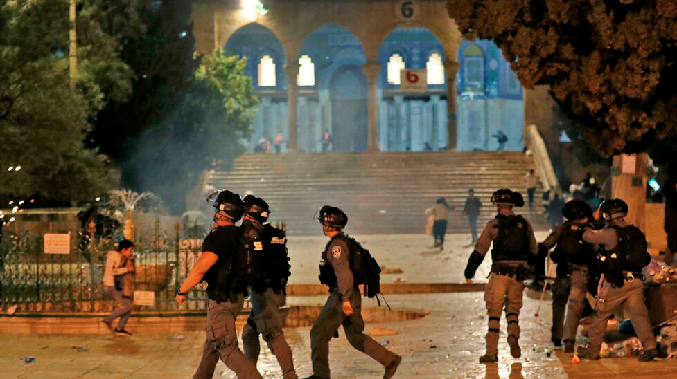 عناصر من قوات الأمن الإسرائيلية خلال مواجهات مع فلسطينيين في المسجد الأقصى بالقدس