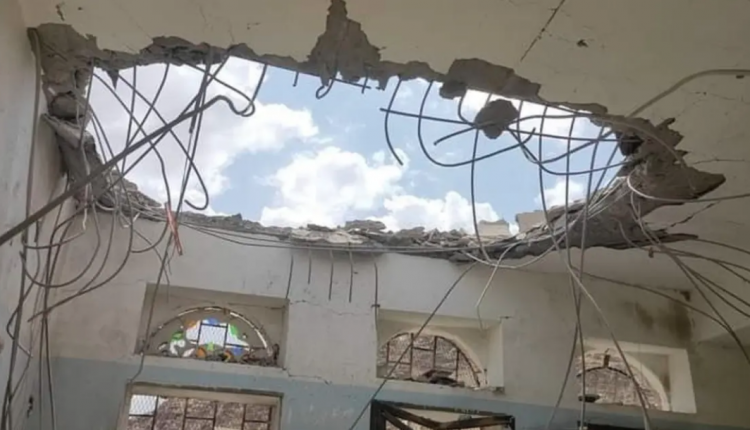 الدمار الذي خلفه القصف الحوثي في ثانوية الثورة في مديرية جبل مراد