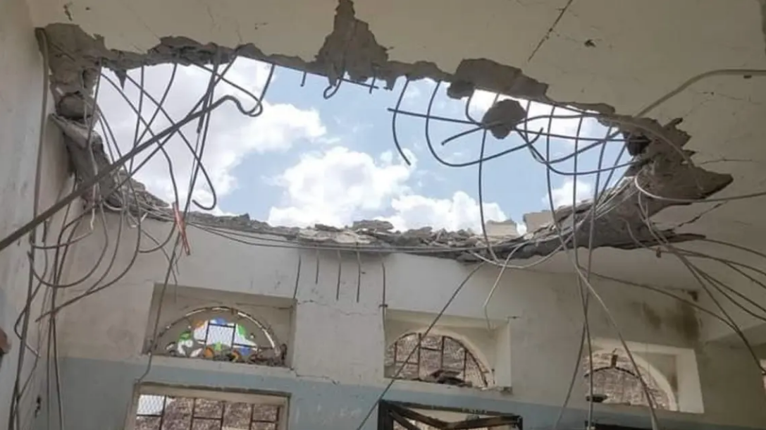 الدمار الذي خلفه القصف الحوثي في ثانوية الثورة في مديرية جبل مراد