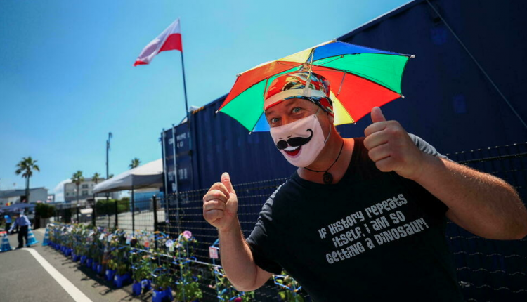 رجل يشجع الرياضيين قبل انطلاق أولمبياد طوكيو، فوجيساوا