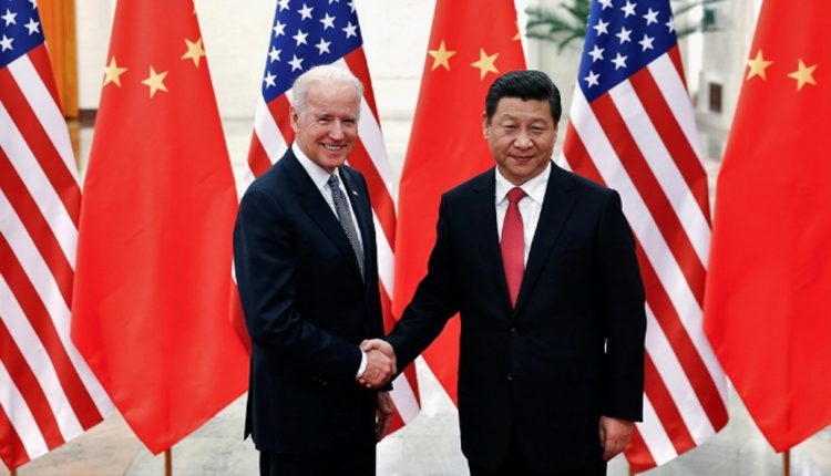 الرئيس الصيني شي جين بينغ يصافح جو بايدن